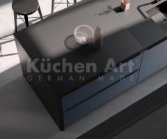 Cuisine avec îlot façades couleur bleu et noir en pierre Design Scandinave et moderne - 5