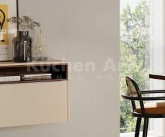 Cuisine avec îlot deux tons crème et chêne en bois raffiné design moderne - 3