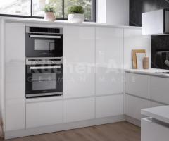 Cuisine moderne chic en U couleur blanc cristal plan de travail blanc mat et crédence marbré - 4