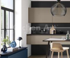Cuisine ouverte chic équipée avec ilot central et façades mates bleu océan - 2