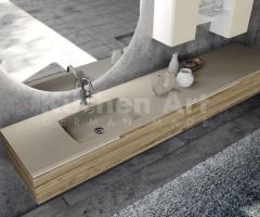 Salle de Bain chic avec Éléments Hauts Inclinés avec façades en bois et Plan en Minéral-marbre - 7