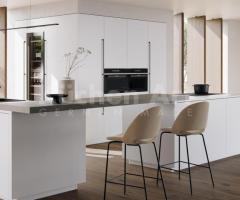 Cuisine chic en L blanc mat minimaliste avec cave à vin réfrigérée intégré encastré - 2