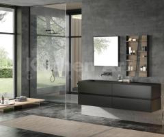 Salle de Bain Design Italien avec Façades Laquées, Plan en Fenix Nero et Miroir Sole Intégré - 6