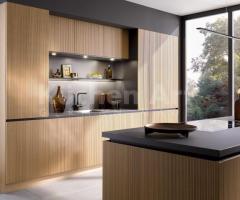 Cuisine avec îlot et bar pour Façades cannelées en chêne Élégant - 3