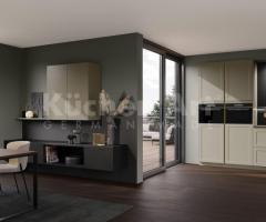 Cuisine rustique en L accents modernes avec finitions dorées brossées et surfaces mates - 2