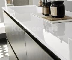 Salle de Bain Moderne en Laqué Métal avec Vasque Intégrée Quadra et Miroir avec Rangement - 5