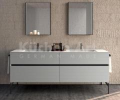 Salle de Bains moderne et Lumineuse : Plan de Travail Gris clair et Vitrines en Verre - 4
