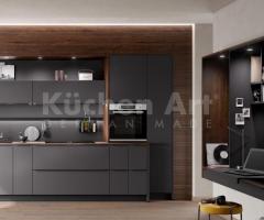 Cuisine Design Contemporain avec Surfaces en Verre, Plan de Travail en Chêne et Bureau Intégré - 4