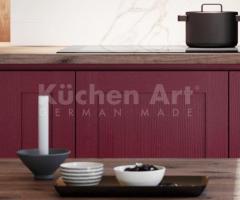 Cuisine Rouge Bordeaux & Crème avec un Plan de Travail en Bois et Mur en Marbre - 4
