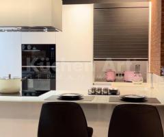 Cuisine Moderne blanche en U avec Plan de Travail Céramique Marbré | Design Épuré - 9