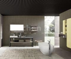 Salle de bains effet bois clair avec vasque posée – Design naturel et contemporain - 4