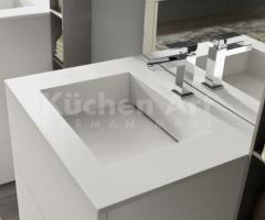 Salle de bains compacte en bois naturel – Design vertical et fonctionnel - 5