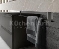 Salle de bains moderne noir marbré avec vasque rectangle – Élégance et rangement graphique - 2